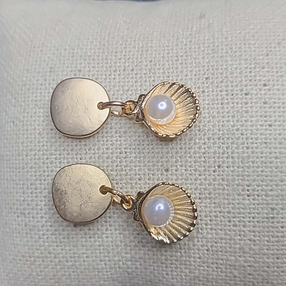 Earrings Shell Pearl Gold Tone Lightweight Studs Mermaidcore Jewelry Gift Pretty - Picture 3 of 5